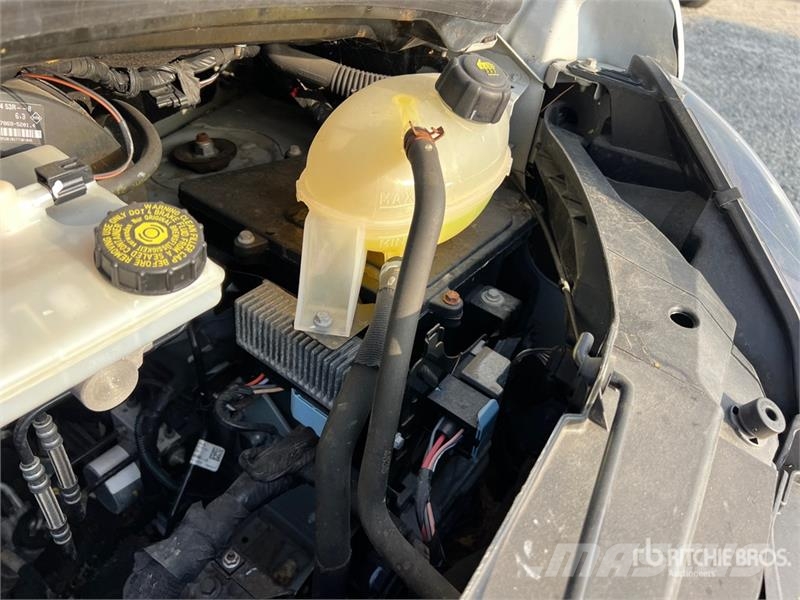 Nissan NV400 P/M Curtain Side Truck Брезентови камиони