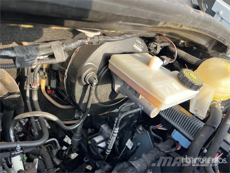 Nissan NV400 P/M Curtain Side Truck Брезентови камиони