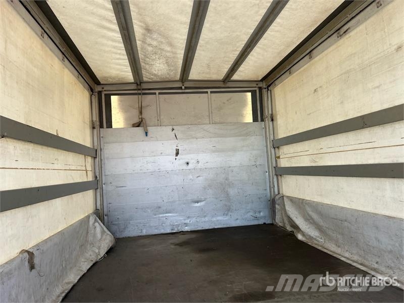 Nissan NV400 P/M Curtain Side Truck Брезентови камиони