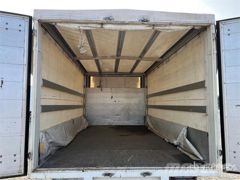 Nissan NV400 P/M Curtain Side Truck Брезентови камиони