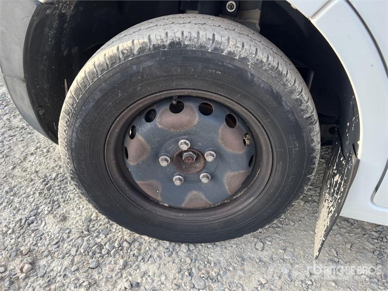 Nissan NV400 P/M Curtain Side Truck Брезентови камиони