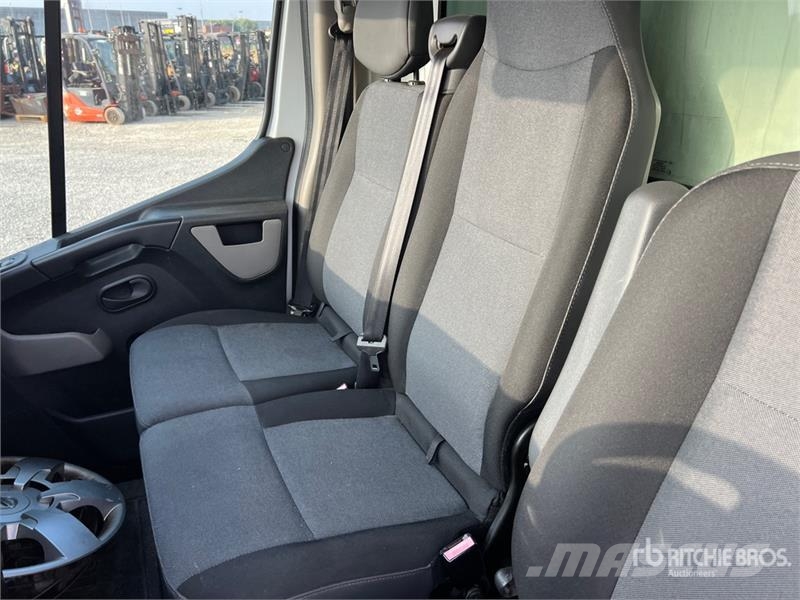 Nissan NV400 P/M Curtain Side Truck Брезентови камиони