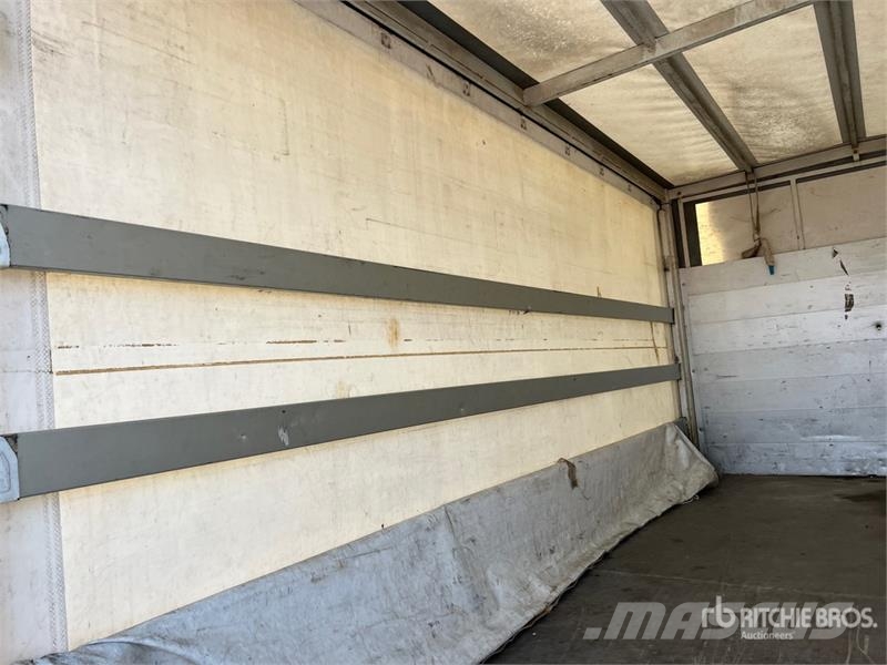Nissan NV400 P/M Curtain Side Truck Брезентови камиони