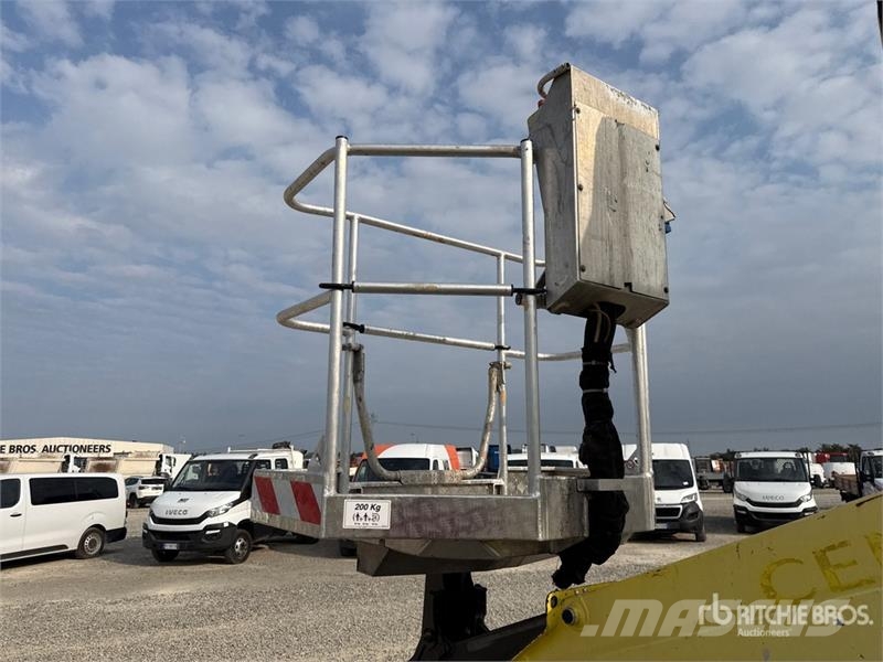 Nissan P200A 17.8 m on Nissan P200A Bucket Truck Auto korpe