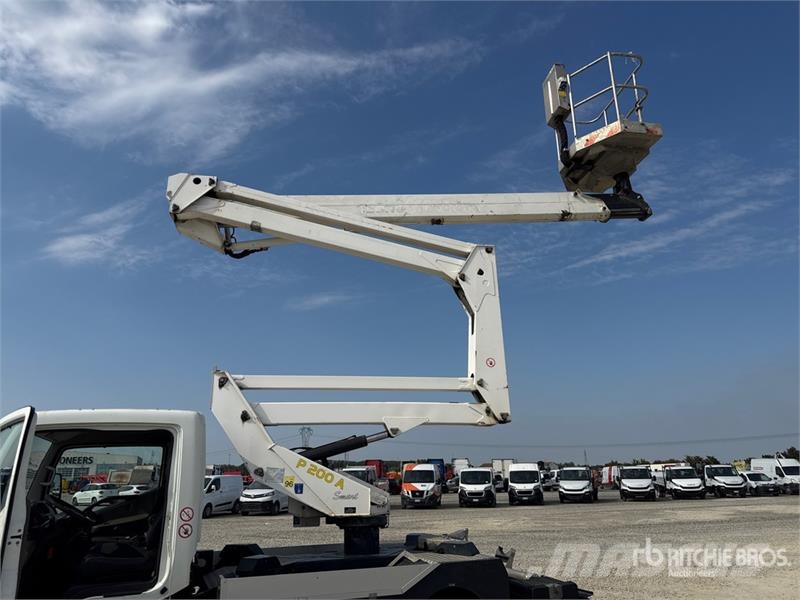 Nissan P200A 17.8 m on Nissan Cabstar Bucket Truck Podnośniki koszowe