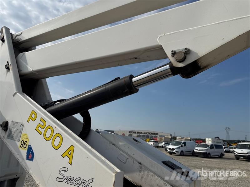 Nissan P200A 17.8 m on Nissan Cabstar Bucket Truck Podnośniki koszowe