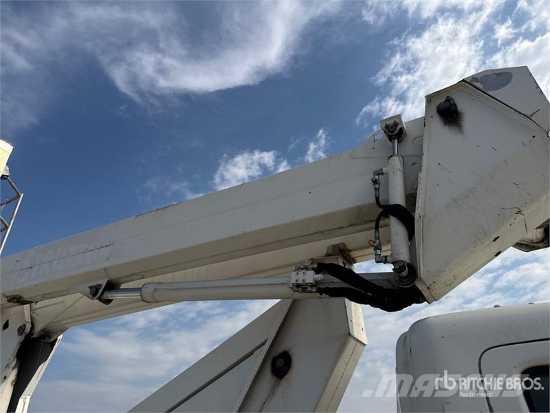 Nissan P200A 17.8 m on Nissan Cabstar Bucket Truck Podnośniki koszowe