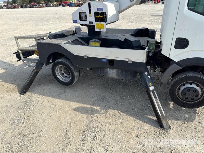 Nissan P200A 17.8 m on Nissan Cabstar Bucket Truck Podnośniki koszowe