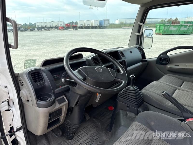 Nissan Pagliero MX 200 20 m on Nissan Cabstar 35 - 11 Buc Auto korpe