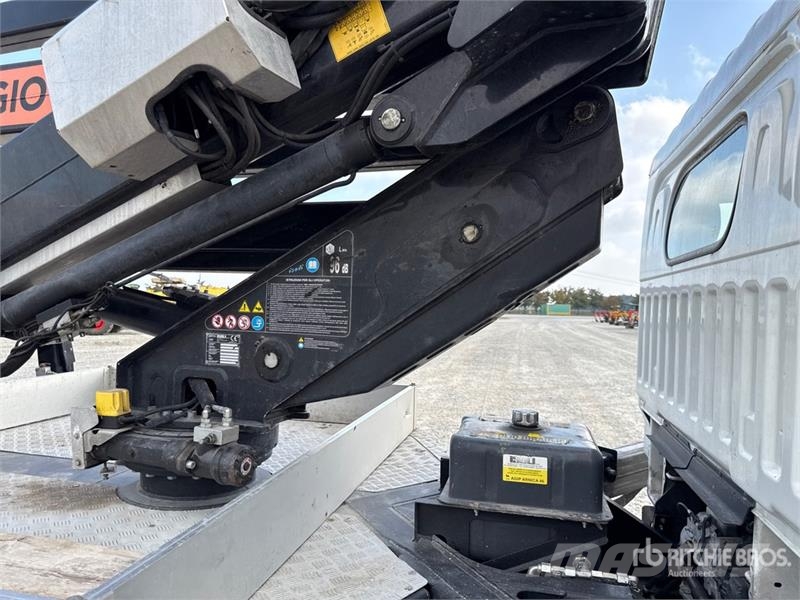 Nissan PNT 230 20.5 m on Nissan Cabstar NT400 Bucket Truc Ant vilkikų montuojamos kėlimo platformos