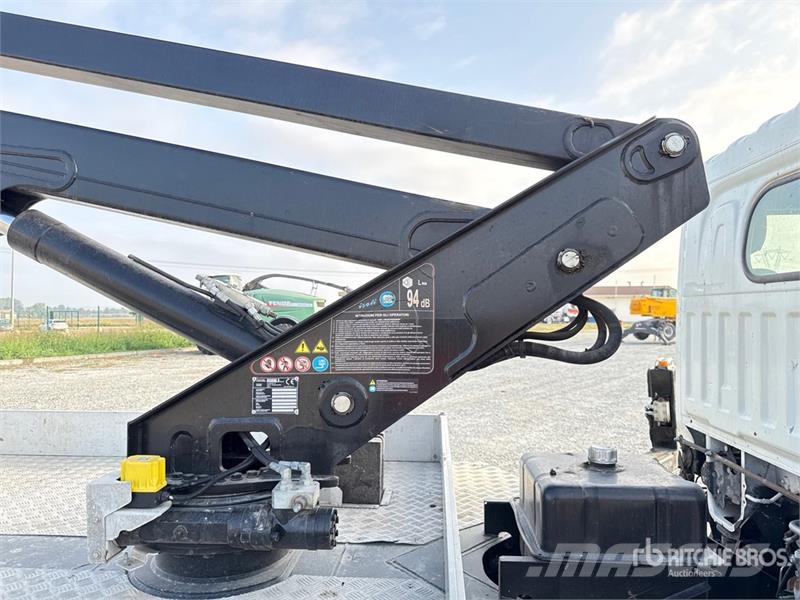 Nissan PNT205 NHD 18.1 m on Nissan Cabstar 35.12 Bucket T 트럭 탑재 고소작업대