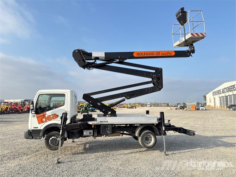 Nissan PNT205 NHD 18.1 m on Nissan Cabstar 35.12 Bucket T 트럭 탑재 고소작업대