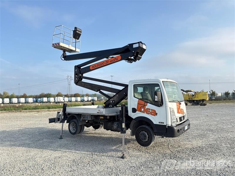 Nissan PNT205 NHD 18.1 m on Nissan Cabstar 35.12 Bucket T 트럭 탑재 고소작업대