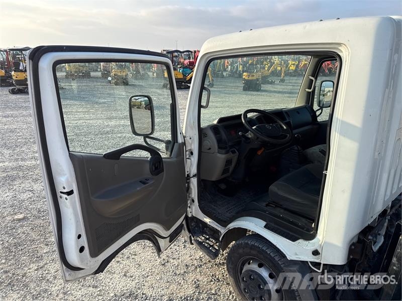 Nissan PNT205 NHD 18.1 m on Nissan Cabstar 35.12 Bucket T 트럭 탑재 고소작업대