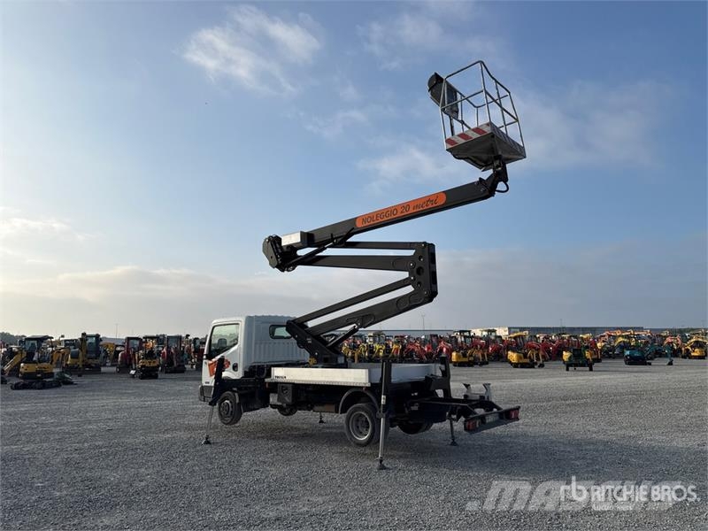 Nissan PNT205 NHD 18.1 m on Nissan Cabstar 35.12 Bucket T 트럭 탑재 고소작업대