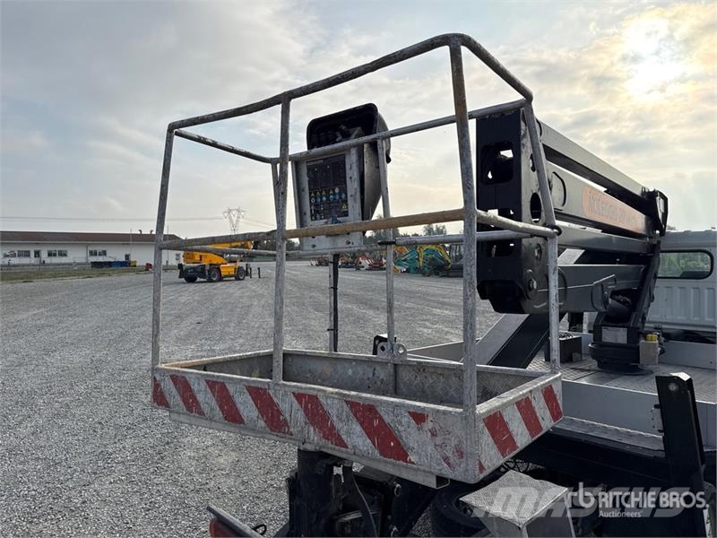 Nissan PNT205 NHD 18.1 m on Nissan Cabstar 35.12 Bucket T 트럭 탑재 고소작업대