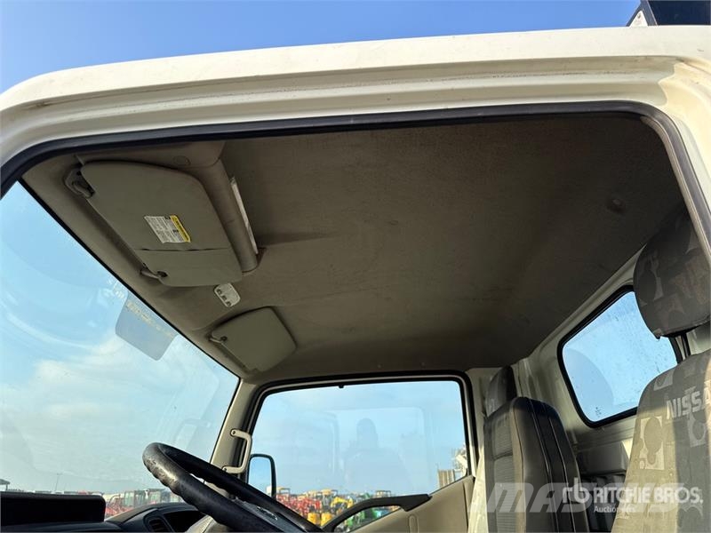 Nissan PNT205 NHD 18.1 m on Nissan Cabstar 35.12 Bucket T 트럭 탑재 고소작업대