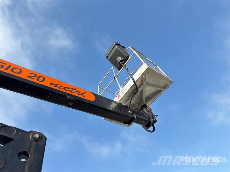Nissan PNT205 NHD 18.1 m on Nissan Cabstar 35.12 Bucket T 트럭 탑재 고소작업대