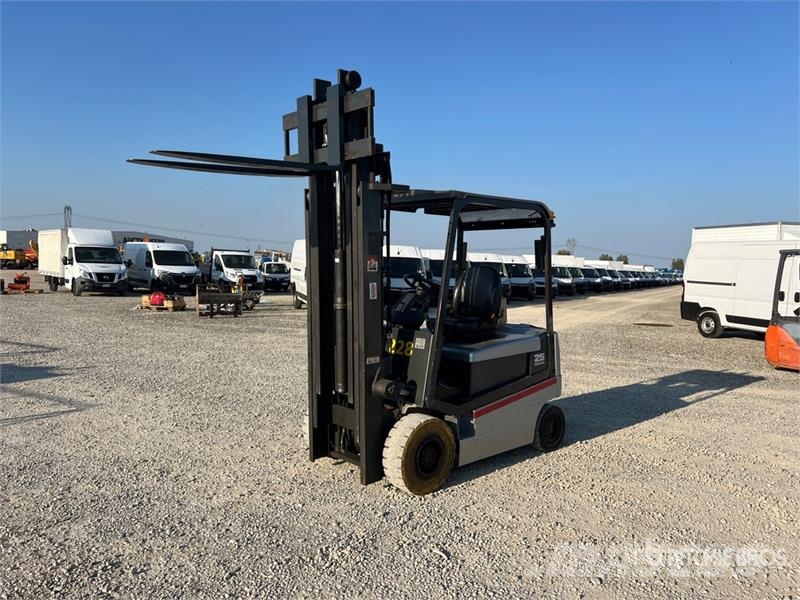 Nissan Q02L25CU 2500 kg Electric Forklift バッテリーフォークリフト