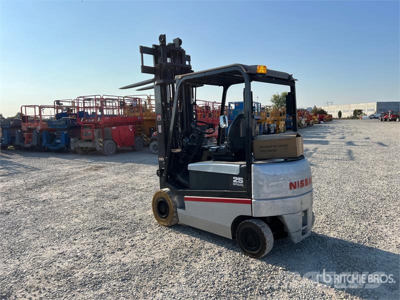 Nissan Q02L25CU 2500 kg Electric Forklift バッテリーフォークリフト