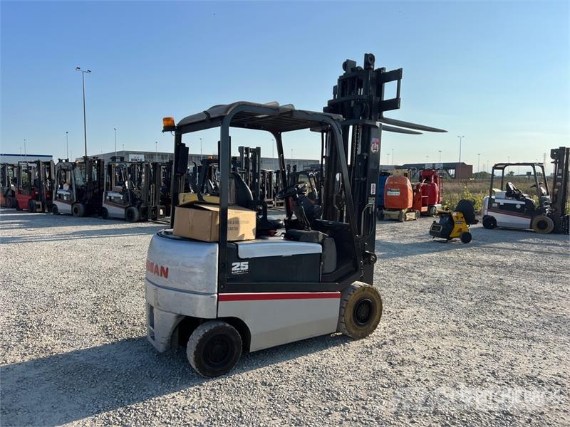 Nissan Q02L25CU 2500 kg Electric Forklift バッテリーフォークリフト