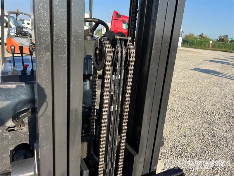 Nissan QX25 2500 kg Electric Forklift バッテリーフォークリフト