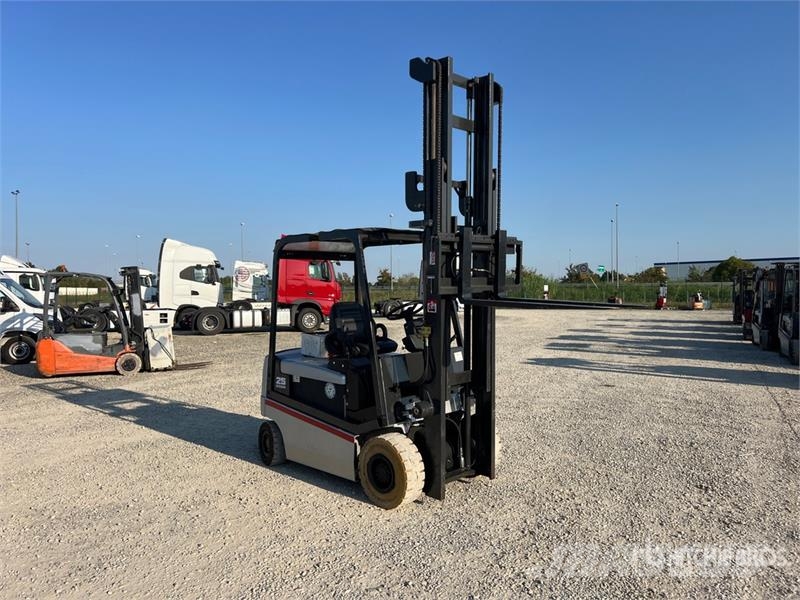 Nissan QX25 2500 kg Electric Forklift バッテリーフォークリフト