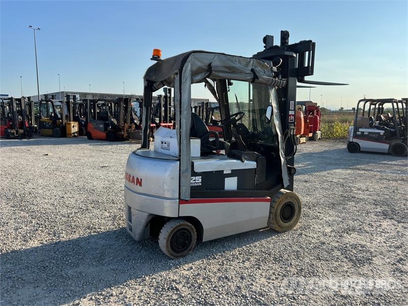 Nissan QX25 2500 kg Electric Forklift バッテリーフォークリフト