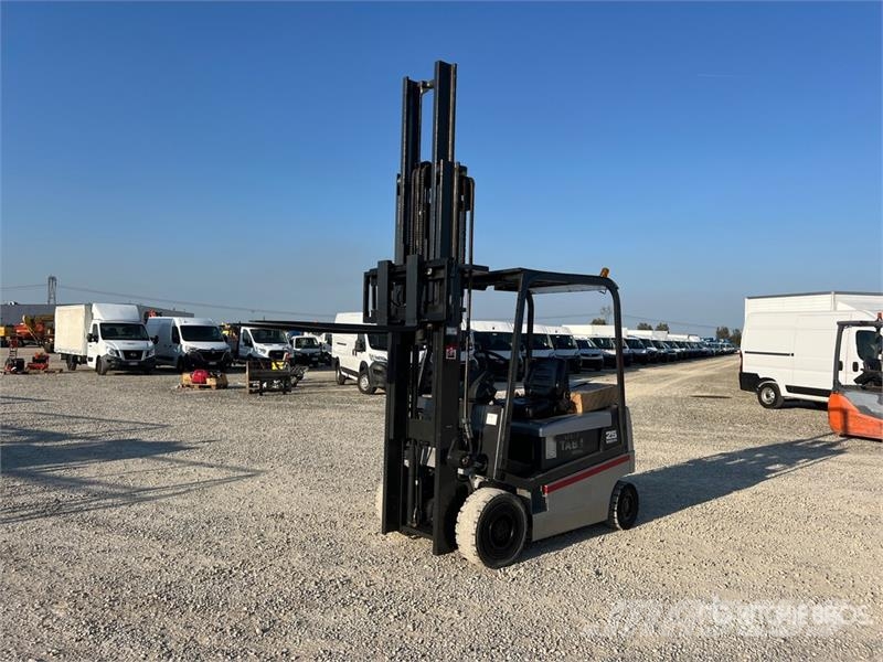 Nissan QX25 2500 kg Electric Forklift バッテリーフォークリフト