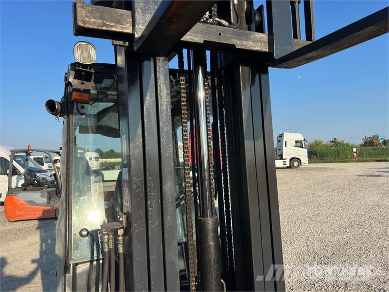 Nissan QX25 2500 kg Electric Forklift バッテリーフォークリフト