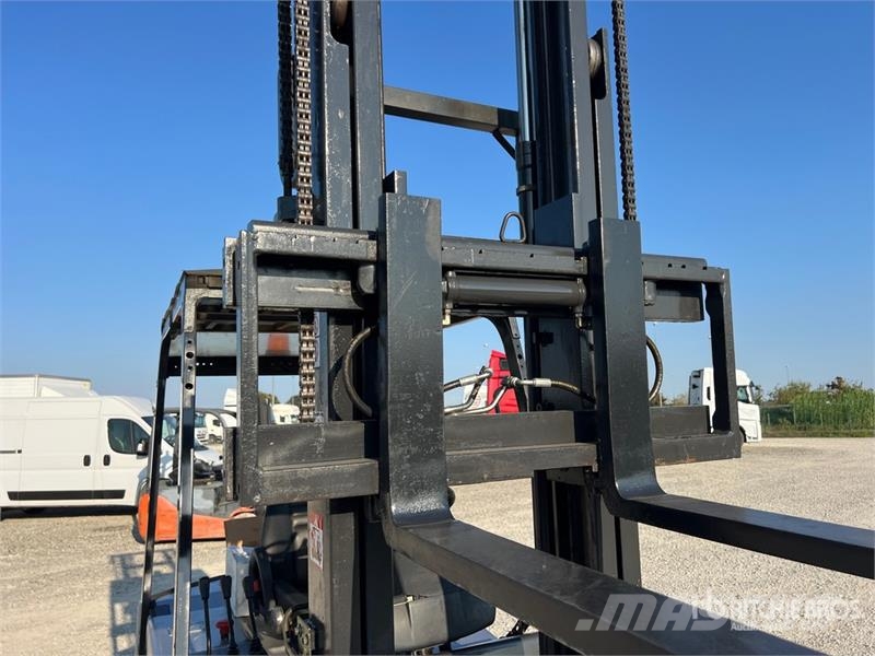 Nissan QX25 2500 kg Electric Forklift バッテリーフォークリフト