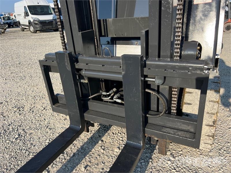 Nissan QX25 2500 kg Electric Forklift バッテリーフォークリフト
