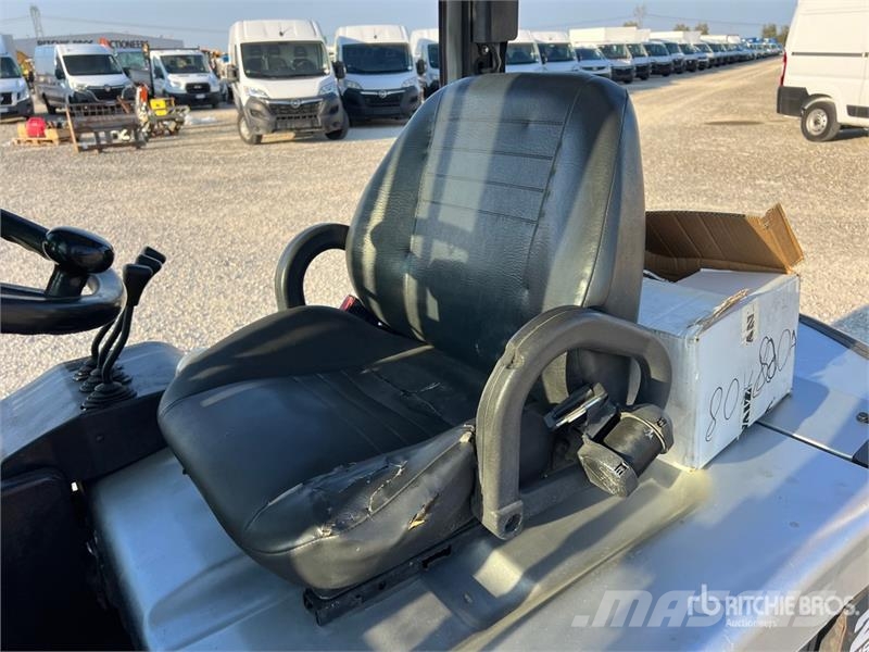 Nissan QX25 2500 kg Electric Forklift バッテリーフォークリフト