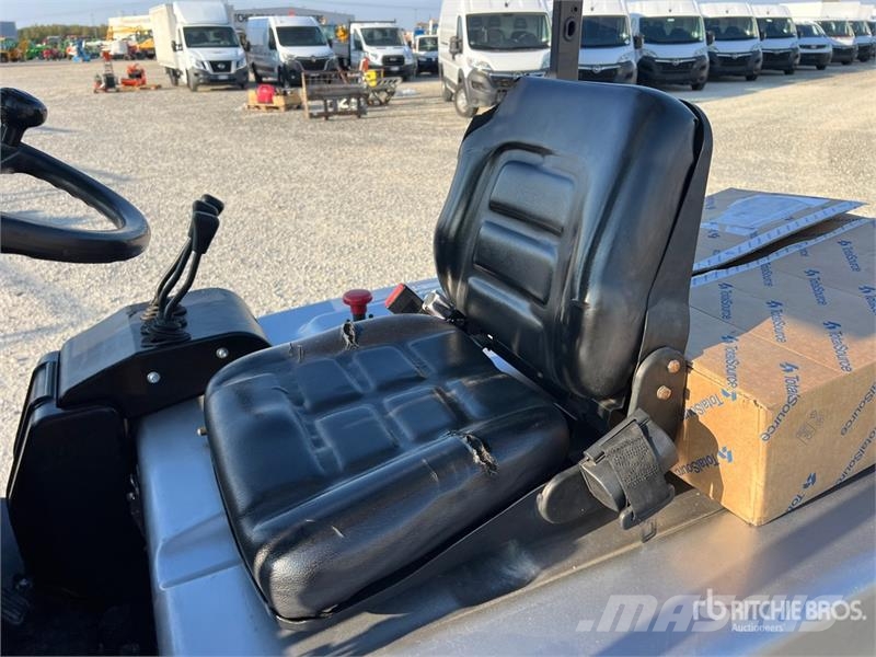 Nissan QX25 2500 kg Electric Forklift バッテリーフォークリフト