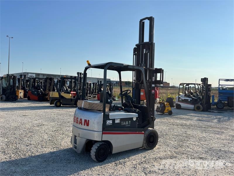 Nissan QX25 2500 kg Electric Forklift バッテリーフォークリフト