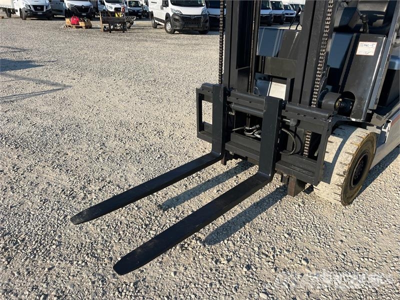 Nissan QX25 2500 kg Electric Forklift バッテリーフォークリフト
