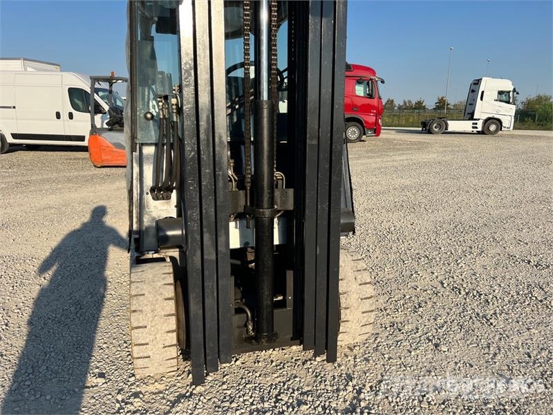 Nissan QX25 2500 kg Electric Forklift バッテリーフォークリフト