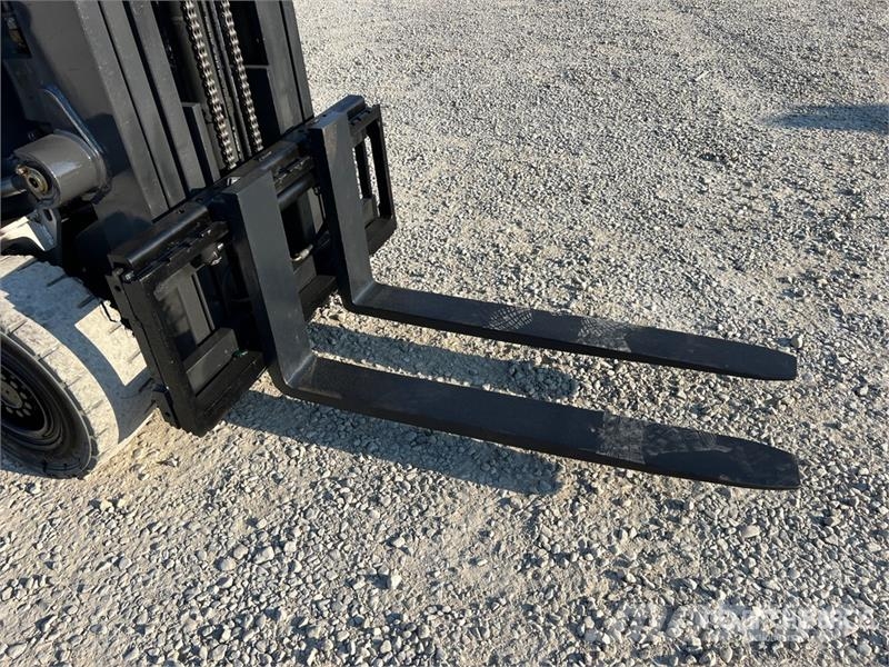 Nissan QX25 2500 kg Electric Forklift バッテリーフォークリフト
