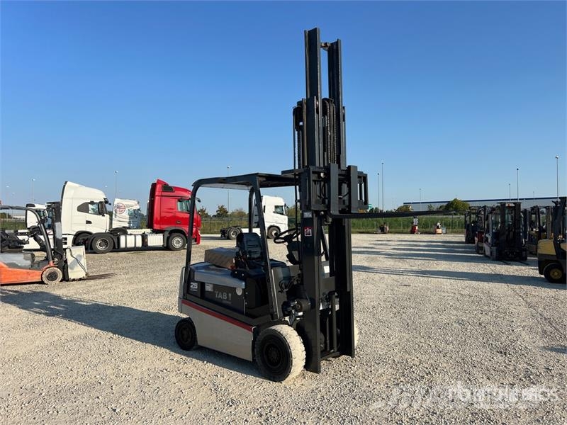 Nissan QX25 2500 kg Electric Forklift バッテリーフォークリフト