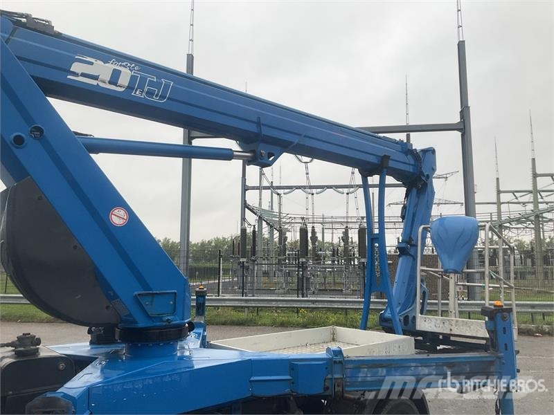 Nissan Socage 20TJ 19.7 m on Nissan NT400 4x2 Bucket Truc Auto hoogwerkers