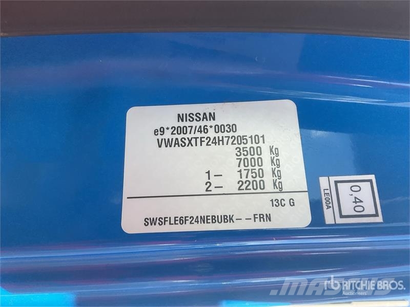 Nissan Socage 20TJ 300 kg on Nissan NT400 4x2 Bucket Truc Camion nacelle