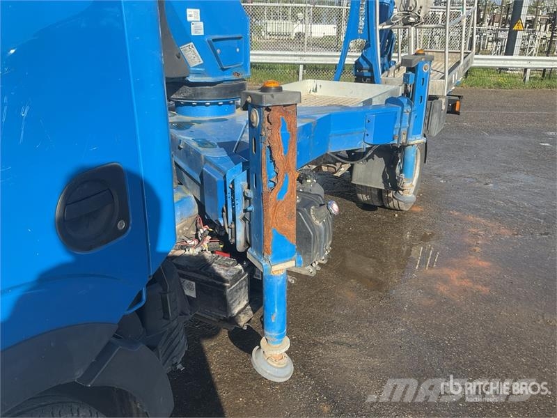 Nissan Socage 20TJ 300 kg on Nissan NT400 4x2 Bucket Truc Camion nacelle