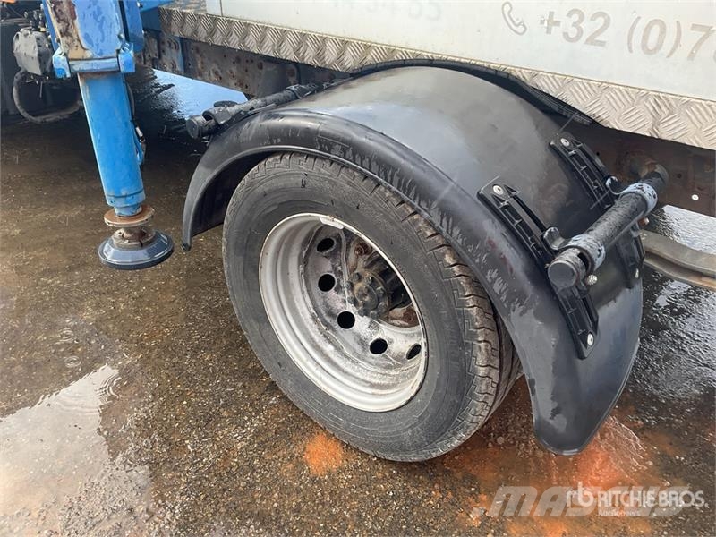 Nissan Socage 20TJ 300 kg on Nissan NT400 4x2 Bucket Truc Camion nacelle