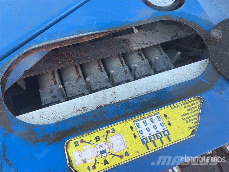 Nissan Socage 20TJ 300 kg on Nissan NT400 4x2 Bucket Truc Camion nacelle