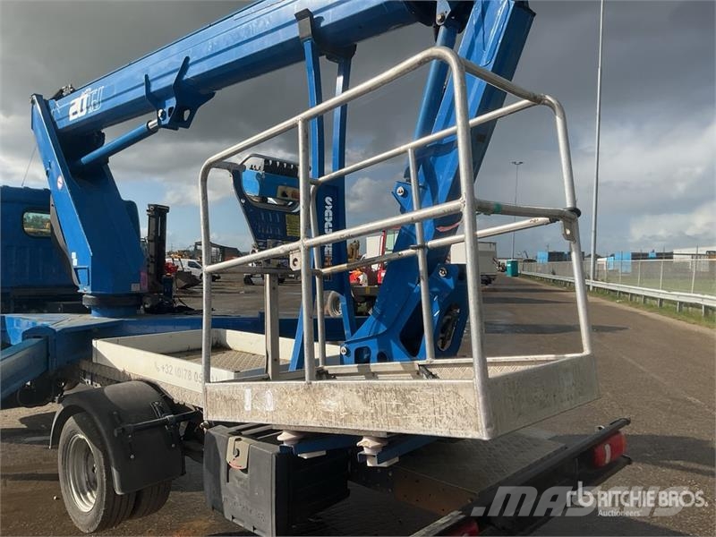 Nissan Socage 20TJ 300 kg on Nissan NT400 4x2 Bucket Truc Camion nacelle
