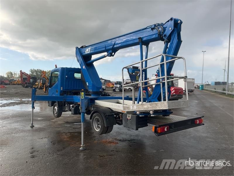 Nissan Socage 20TJ 300 kg on Nissan NT400 4x2 Bucket Truc Camion nacelle