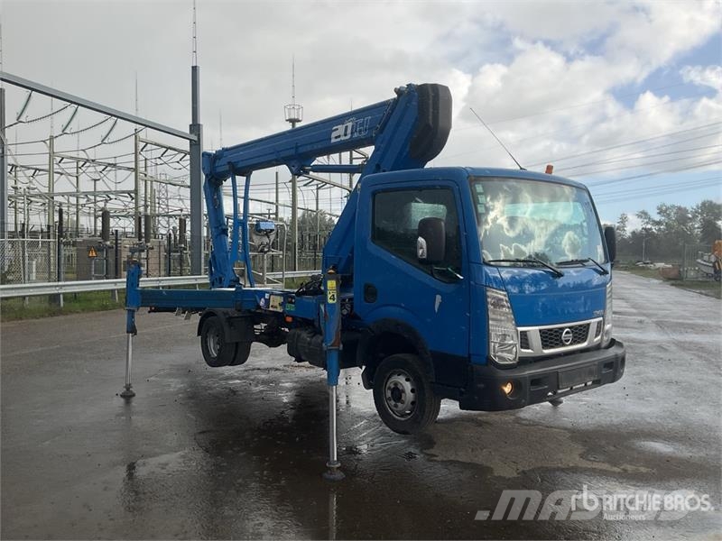 Nissan Socage 20TJ 300 kg on Nissan NT400 4x2 Bucket Truc Camion nacelle