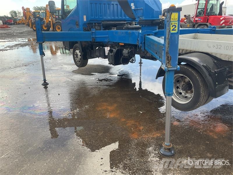 Nissan Socage 20TJ 300 kg on Nissan NT400 4x2 Bucket Truc Camion nacelle