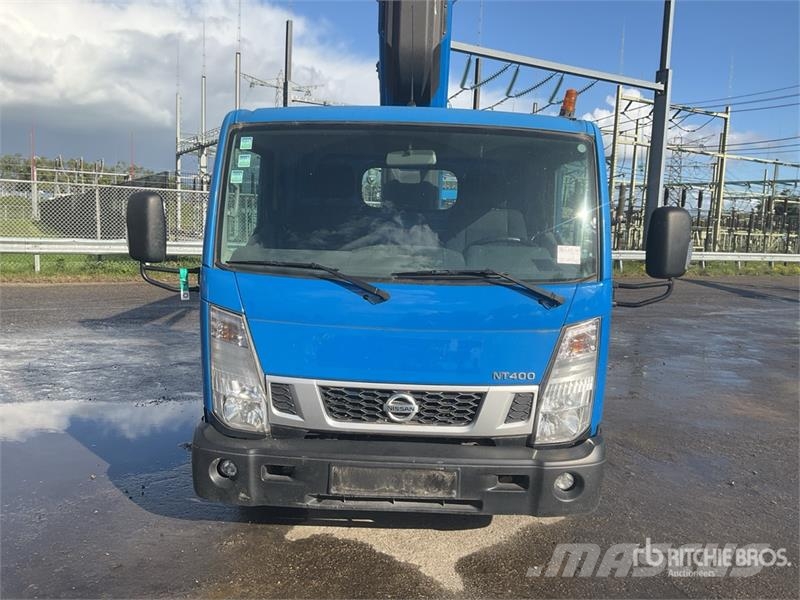 Nissan Socage 20TJ 300 kg on Nissan NT400 4x2 Bucket Truc Camion nacelle