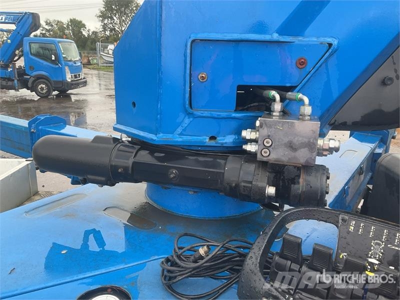 Nissan Socage 20TJ 300 kg on Nissan NT400 4x2 Bucket Truc Camion nacelle